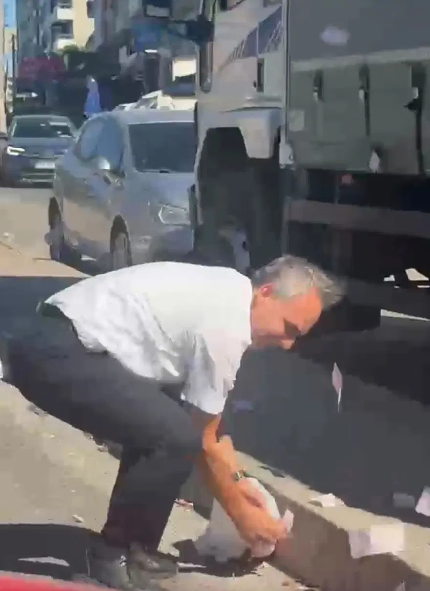 Deste deste paralar yola saçıldı, trafik tamamen durdu 3