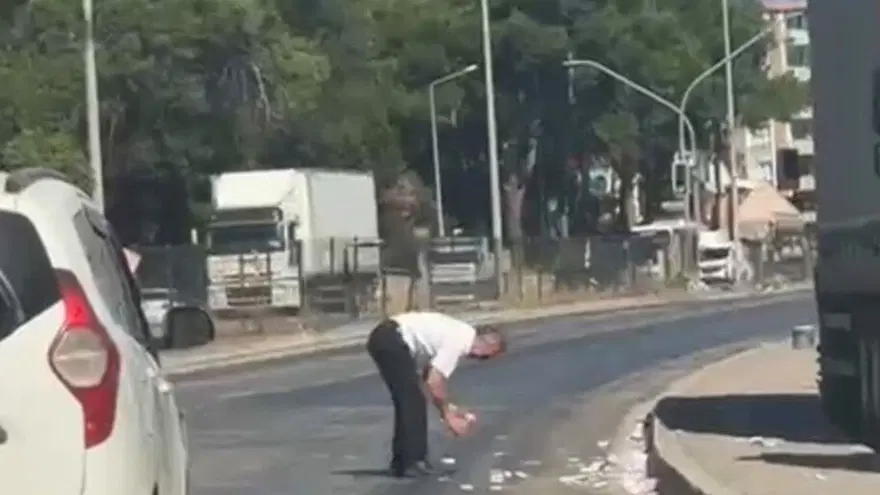 Deste deste paralar yola saçıldı, trafik tamamen durdu 1
