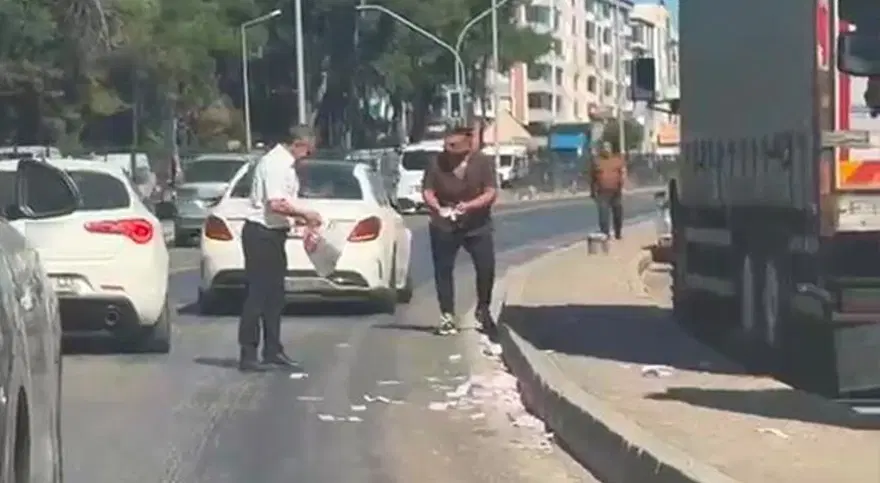 Deste deste paralar yola saçıldı, trafik tamamen durdu 2