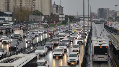 İstanbul'un sağanak çilesi: Trafik ilerlemedi, metrobüs duraklarında yoğunluk oluştu