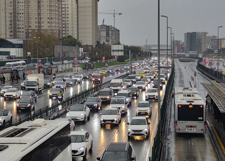 İstanbul'un sağanak çilesi: Trafik ilerlemedi, metrobüs duraklarında yoğunluk oluştu
