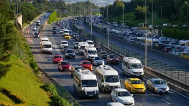 Okullar açılıyor, trafik artıyor. İstanbul'da araçlar dur kalk ilerliyor