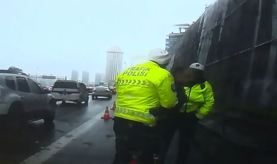 Seyir halindeyken boğuluyordu. Kornaya basıp yardım istedi, imdadına polis yetişti