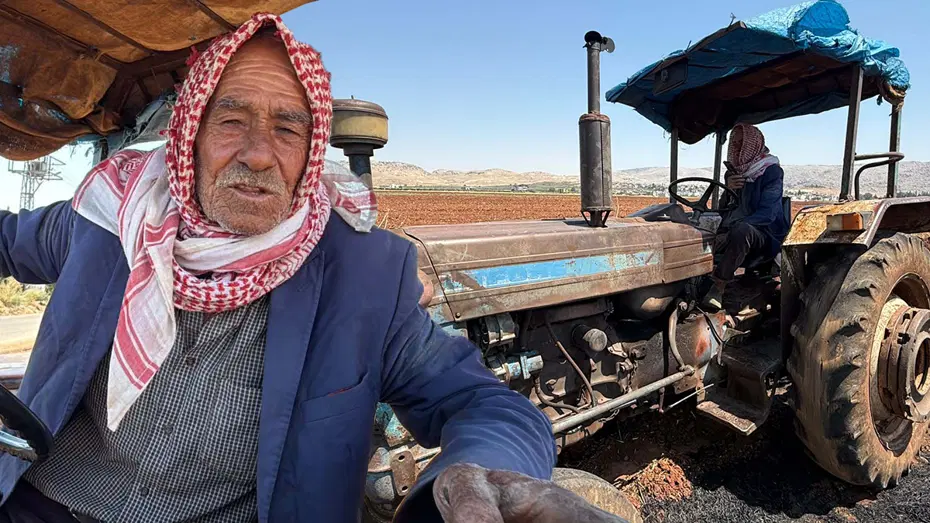 Toprağı kara saban ve atla sürdü, traktörü ekmek kapısı oldu. Artık kiracısı olduğu tarlanın sahibi