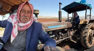 Toprağı kara saban ve atla sürdü, traktörü ekmek kapısı oldu. Artık kiracısı olduğu tarlanın sahibi