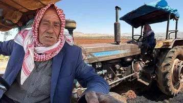Toprağı kara saban ve atla sürdü, traktörü ekmek kapısı oldu. Artık kiracısı olduğu tarlanın sahibi