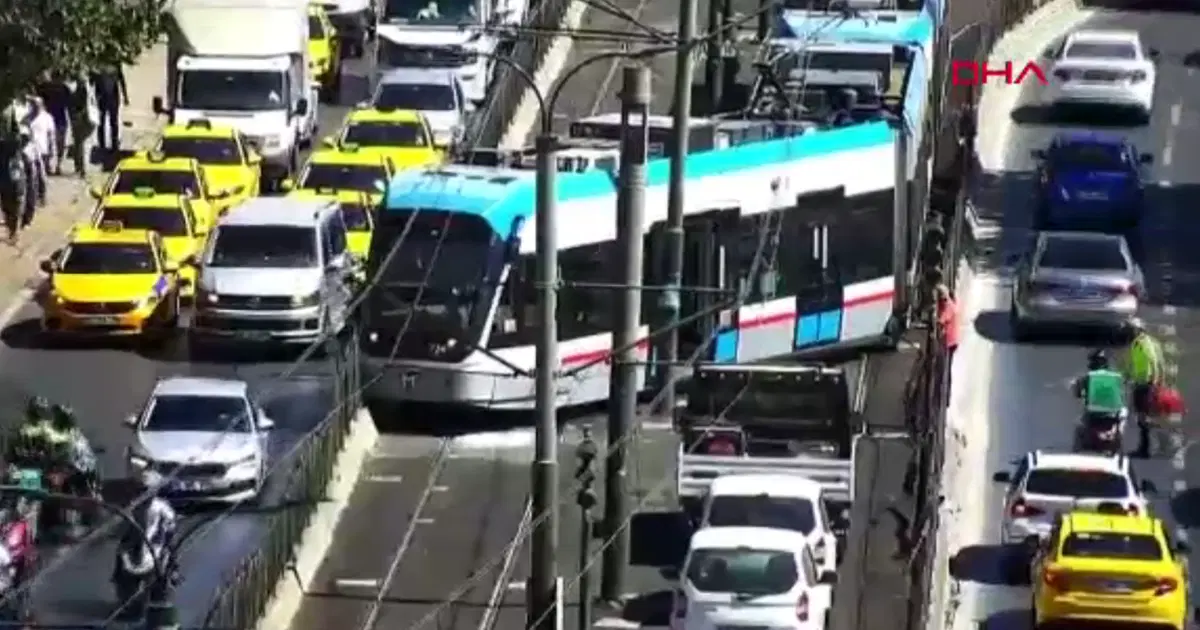İstanbul'da tramvay raydan çıktı