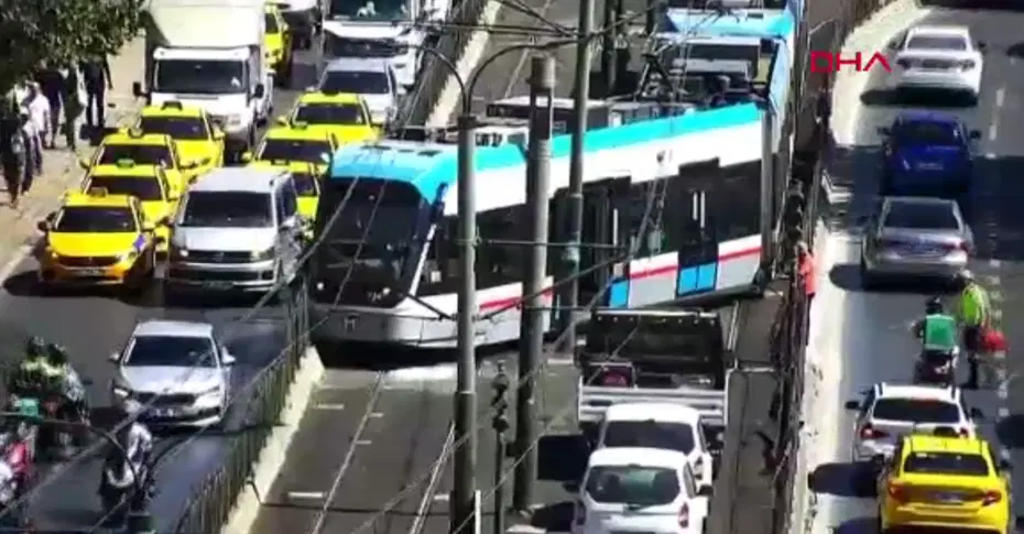 İstanbul'da tramvay raydan çıktı