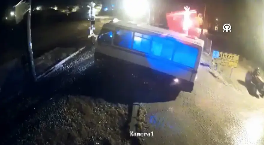 Hemzemin geçitte ölümden kaçış! Minibüsten son anda indi Hemzemin geçitte ölümden kaçış! Minibüsten son anda indi