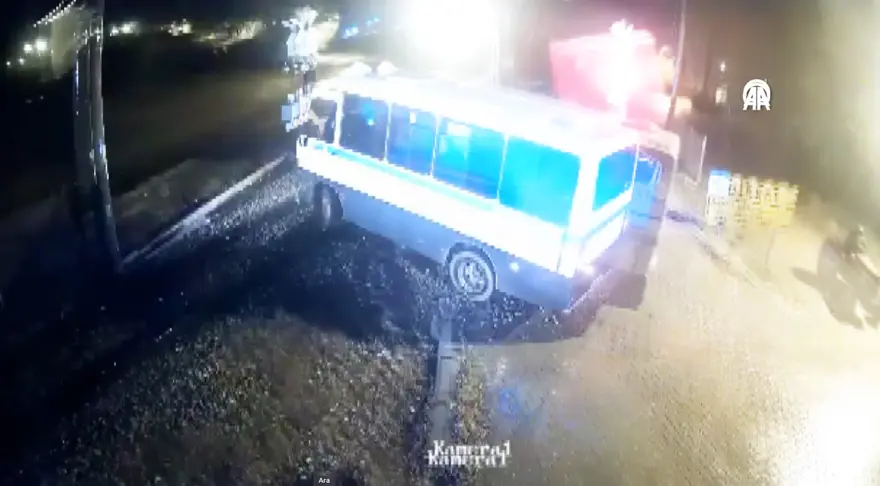 Hemzemin geçitte ölümden kaçış! Minibüsten son anda indi 1 Hemzemin geçitte ölümden kaçış! Minibüsten son anda indi 1