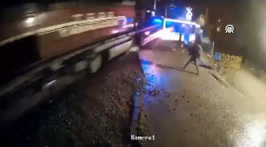 Hemzemin geçitte ölümden kaçış! Minibüsten son anda indi 3 Hemzemin geçitte ölümden kaçış! Minibüsten son anda indi 3