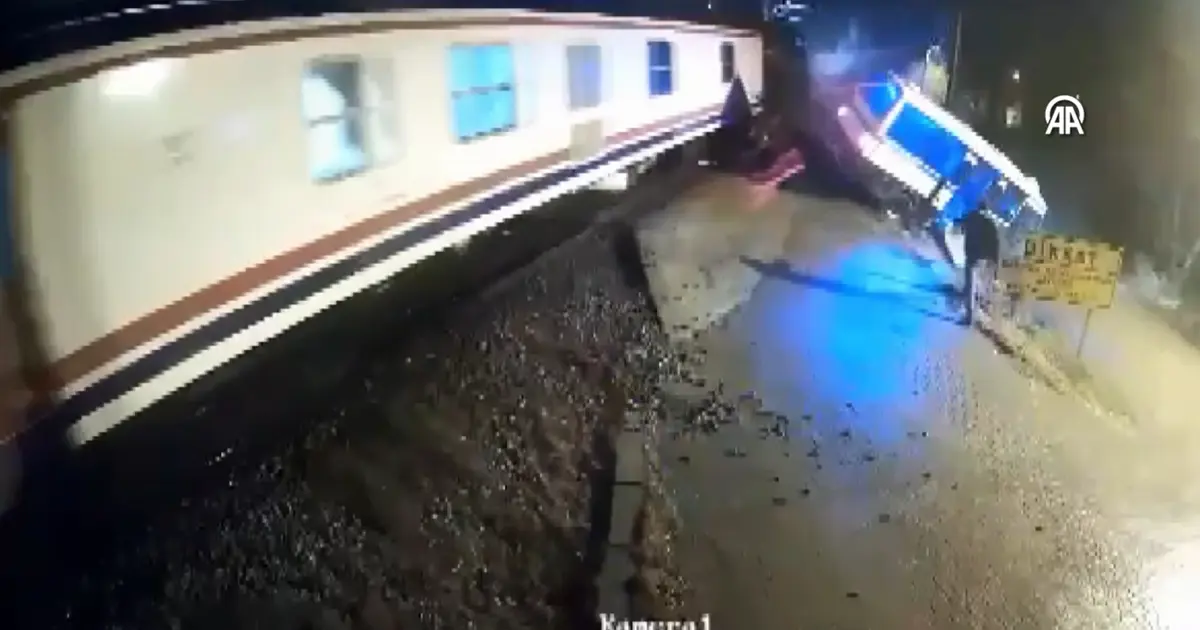 Hemzemin geçitte ölümden kaçış! Minibüsten son anda indi