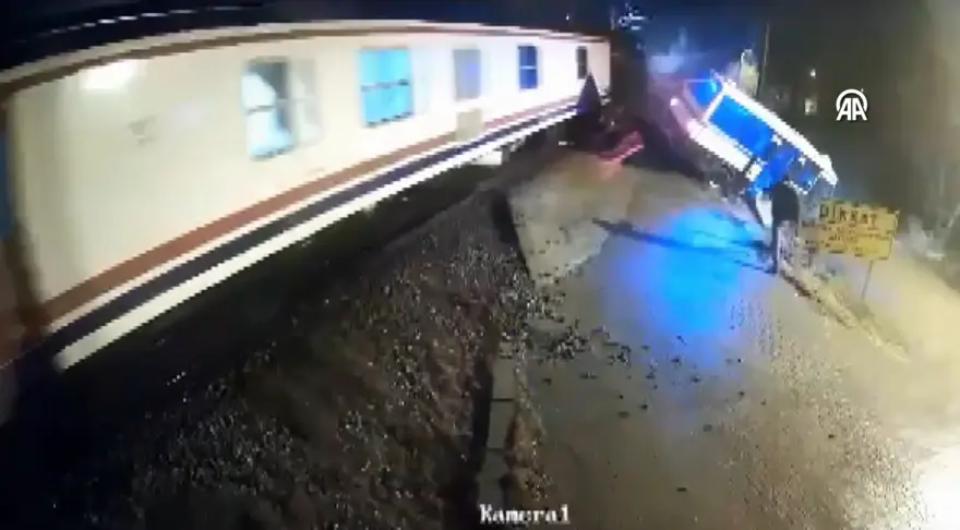 Hemzemin geçitte ölümden kaçış! Minibüsten son anda indi 2 Hemzemin geçitte ölümden kaçış! Minibüsten son anda indi 2