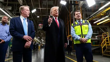 Trump'tan olaylı fabrika ziyareti. "Pedofili koruyucusu" diyen işçi görevden uzaklaştırıldı