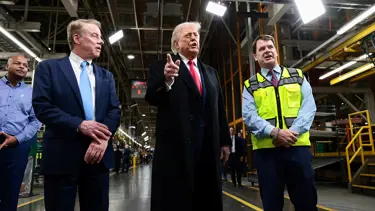 Trump'tan olaylı fabrika ziyareti. "Pedofili koruyucusu" diyen işçi görevden uzaklaştırıldı