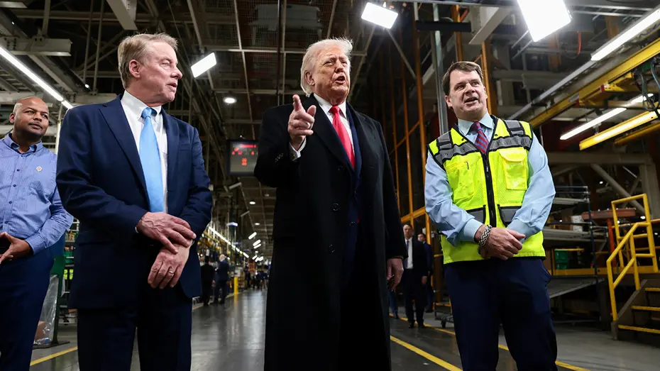 Trump'tan olaylı fabrika ziyareti.