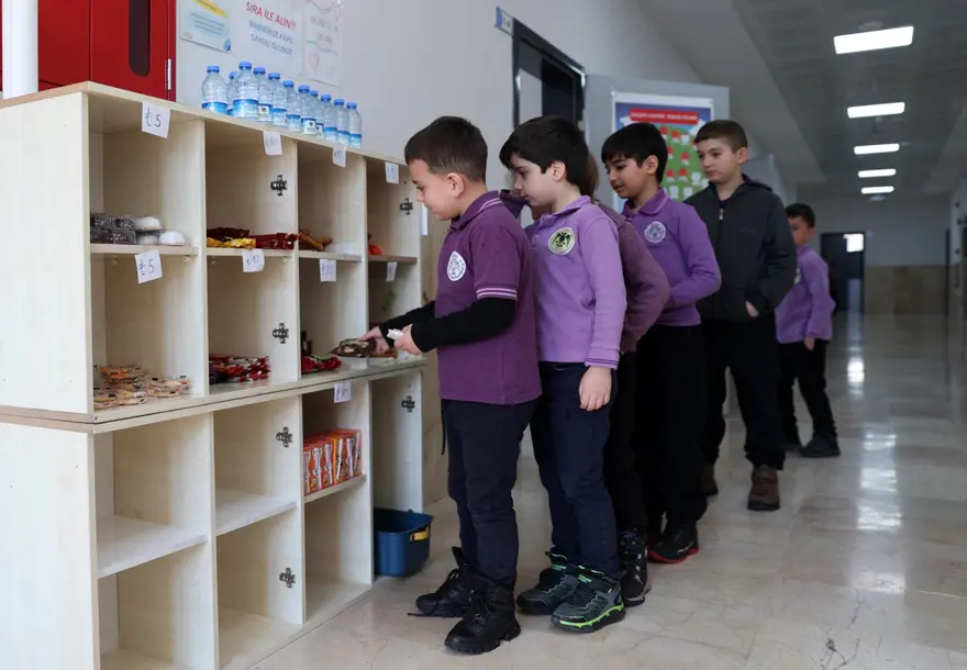 İlkokul öğrencileri kasiyer olmadan alışveriş yapıyor. Kasa açık değil, fazla verdi 1
