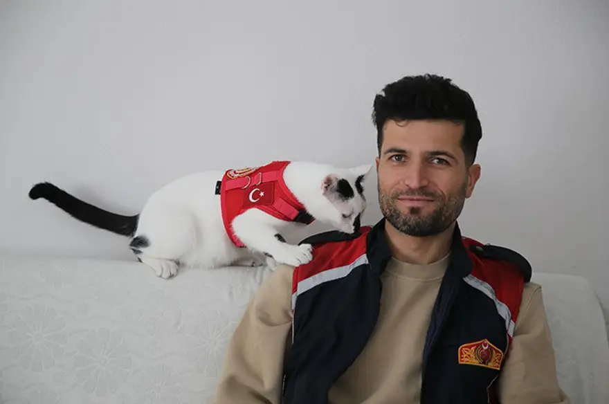 Asrın felaketinde enkazdan çıkarmıştı. Sahiplendiği kediyi 3 yıldır yanından ayırmıyor 1