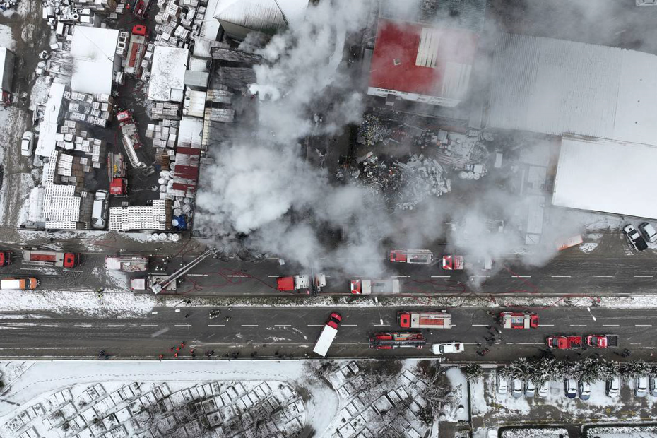 Tuzla'da çakmak fabrikasında yangın. Gökyüzünü siyah dumanlar kapladı