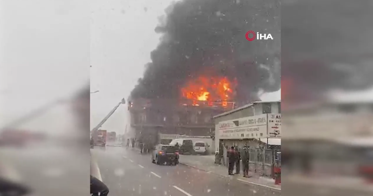 Tuzla'da çakmak fabrikasında yangın. Gökyüzünü siyah dumanlar kapladı