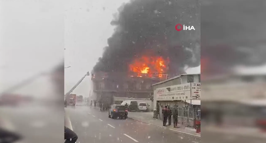 Tuzla’da çakmak fabrikasında yangın. Gökyüzünü siyah dumanlar kapladı