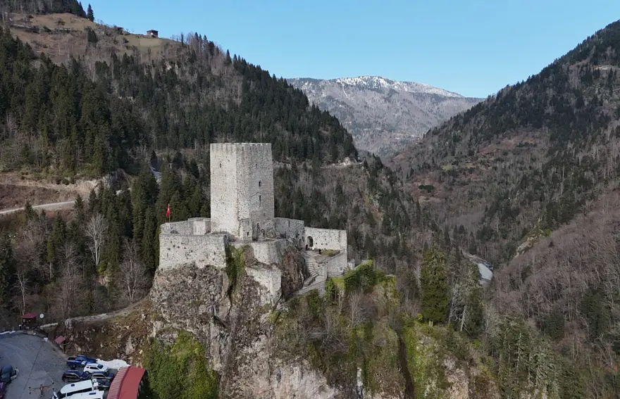 Sarp bir kayanın üzerine kuruldu, ziyaretçileri her geçen gün artıyor. Yaklaşık 700 yıllık 1