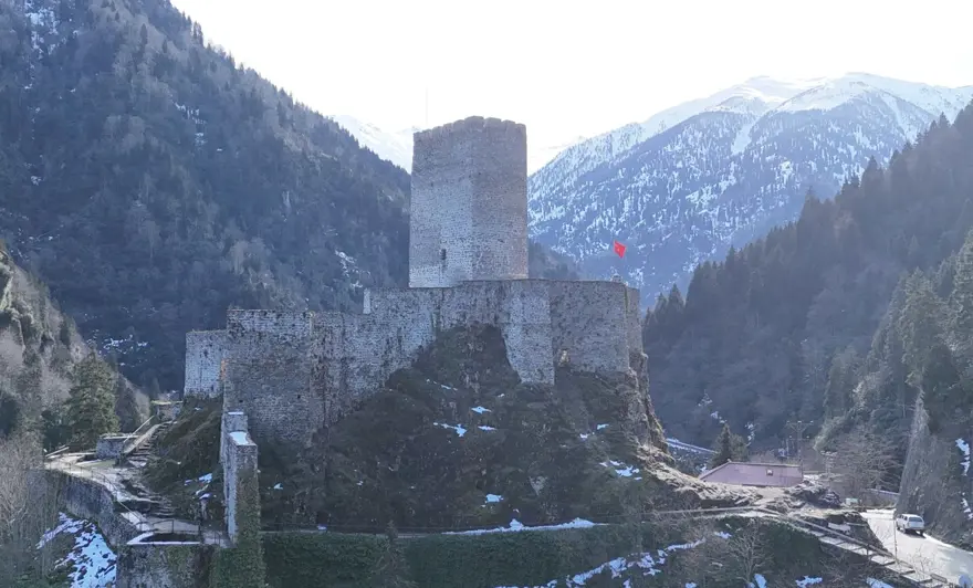 Sarp bir kayanın üzerine kuruldu, ziyaretçileri her geçen gün artıyor. Yaklaşık 700 yıllık 4