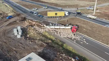 Patates yüklü TIR devrildi, yol kapandı