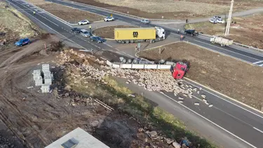 Patates yüklü TIR devrildi, yol kapandı