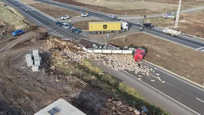 Patates yüklü TIR devrildi, yol kapandı
