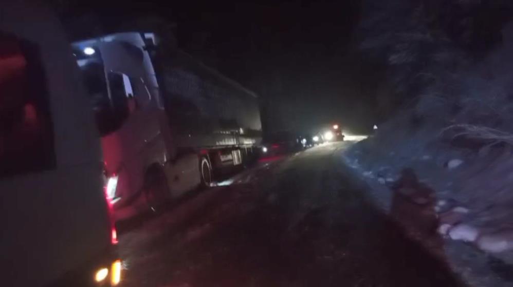 TIR kaydı, yol kapandı: Uzun araç kuyrukları oluştu