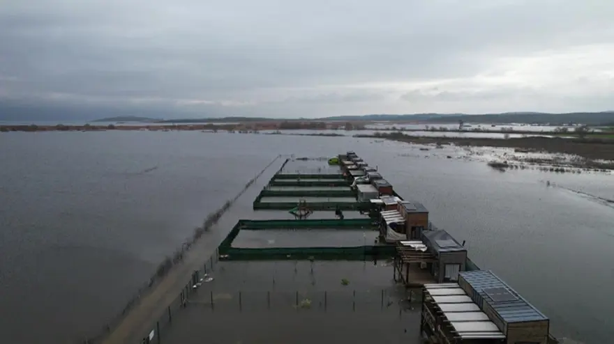 YOLLAR VE TARIM ARAZİLERİ DE SULAR ALTINDA KALDI 3
