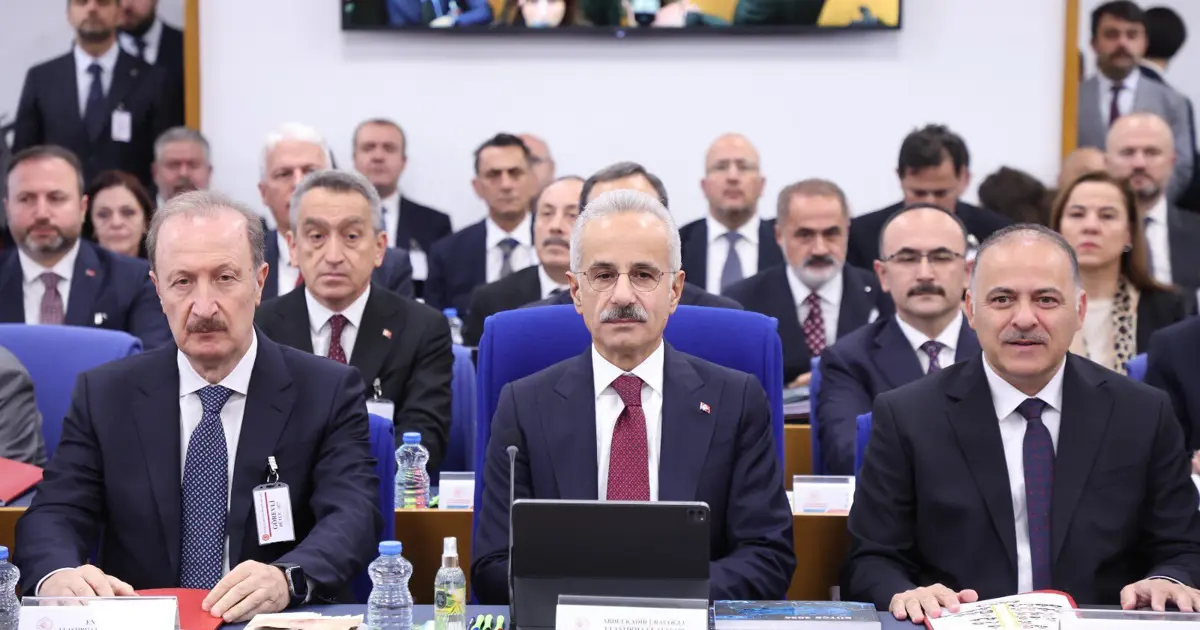 Bakan Uraloğlu: Kocaeli'de çöken binanın metroyla hiçbir ilgisi yok