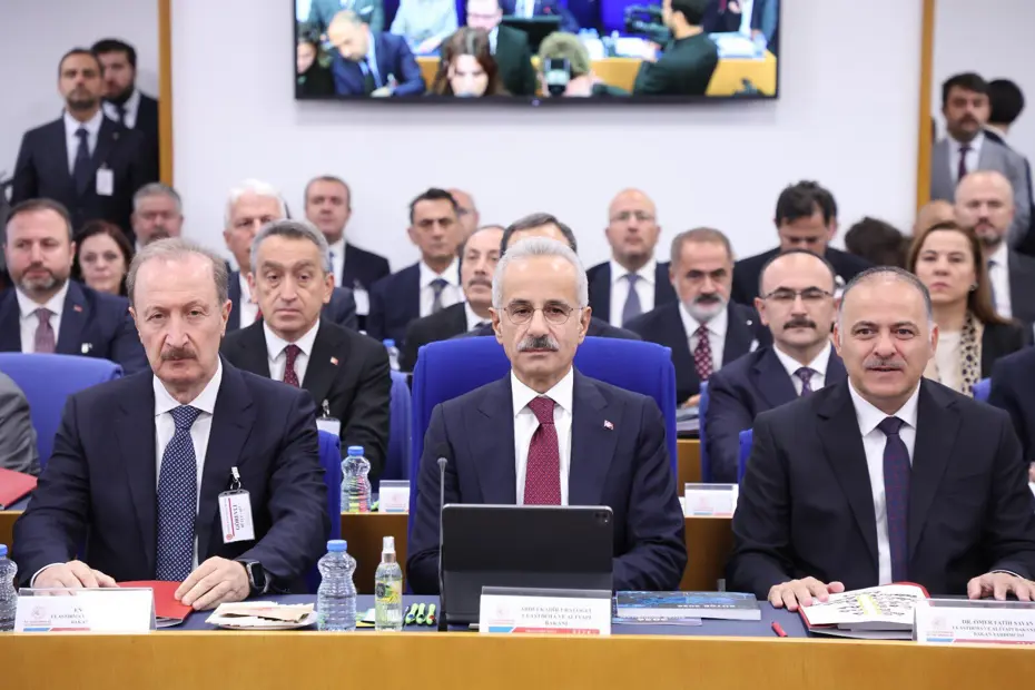 Bakan Uraloğlu: Kocaeli'de çöken binanın metroyla hiçbir ilgisi yok