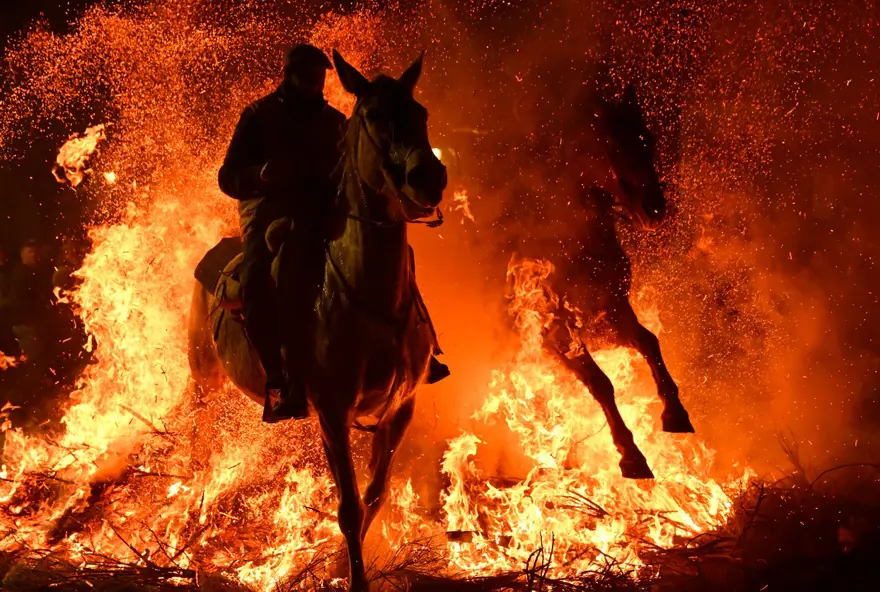Kutsanan atlar alevlerin içinden geçti. Köylüleri kötülükten koruduğuna inanılıyor
 