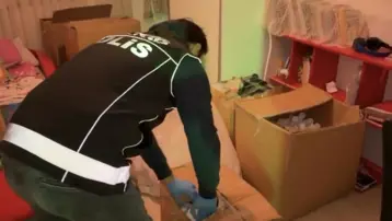 Anne ile oğlu 230 bin uyuşturucu hapla yakalandı