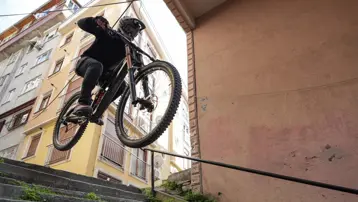 İstanbul'un merdivenlerini parkura çevirdi. Geceleri şantiyede çalışıyor, gündüzleri downhill yapıyor