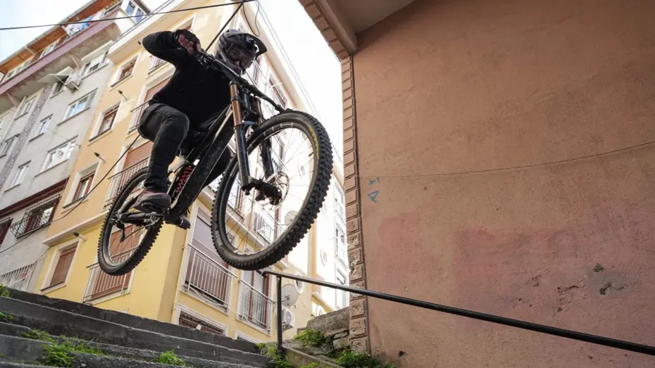 İstanbul'un merdivenlerini parkura çevirdi. Geceleri şantiyede çalışıyor, gündüzleri downhill yapıyor