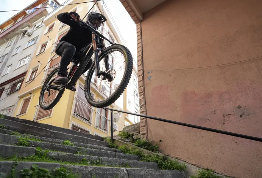 İstanbul'un merdivenlerini parkura çevirdi. Geceleri şantiyede çalışıyor, gündüzleri downhill yapıyor 1