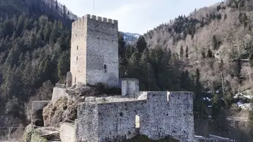 Sarp bir kayanın üzerine kuruldu, ziyaretçileri her geçen gün artıyor. Yaklaşık 700 yıllık