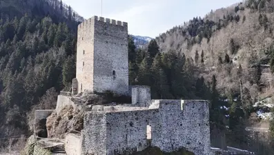 Sarp bir kayanın üzerine kuruldu, ziyaretçileri her geçen gün artıyor. Yaklaşık 700 yıllık