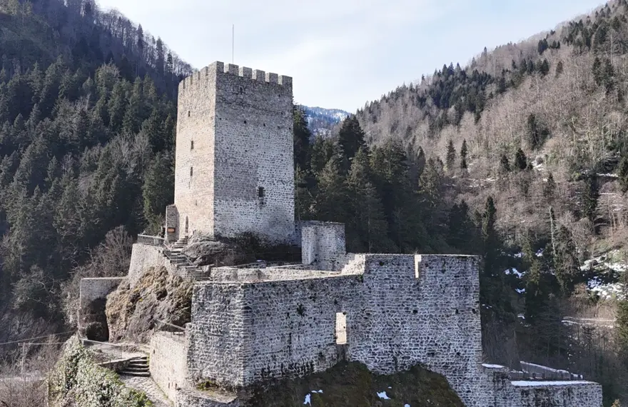 Sarp bir kayanın üzerine kuruldu, ziyaretçileri her geçen gün artıyor. Yaklaşık 700 yıllık 3