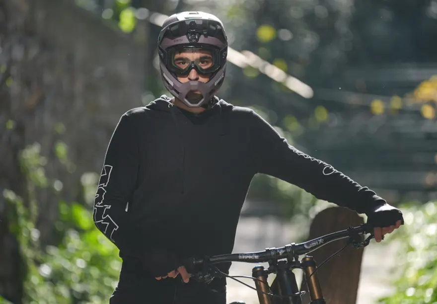 İstanbul'un merdivenlerini parkura çevirdi. Geceleri şantiyede çalışıyor, gündüzleri downhill yapıyor 4