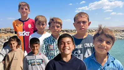 Yazın sarı, kışın siyah saçlılar. Van Gölü&#x27;nün çocukları yeniden Icardi gibi olmayı bekliyor