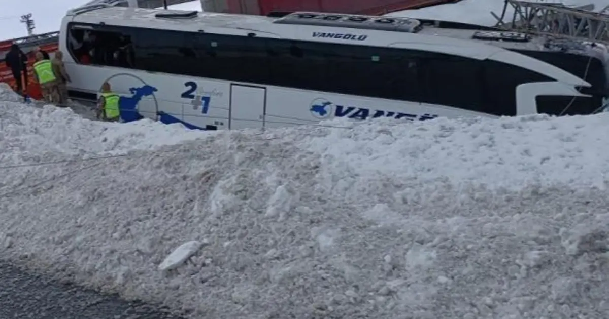 Van'da yolcu otobüsü kaza yaptı. Yaralılar var
