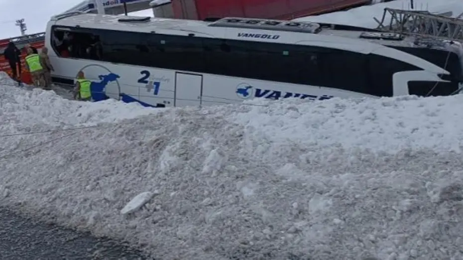 Van'da yolcu otobüsü kaza yaptı. Yaralılar var