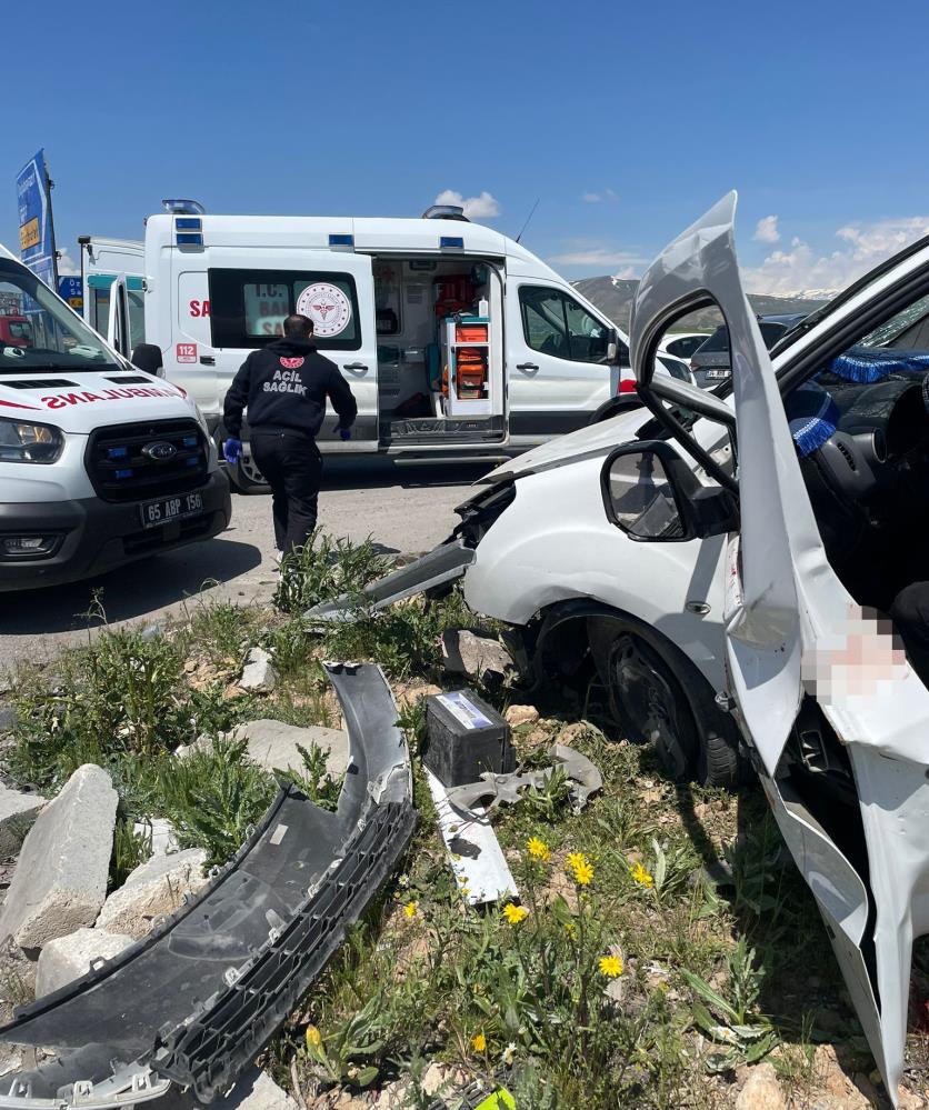 Van'da katliam gibi kaza: 4 ölü, 2'si ağır 4 yaralı