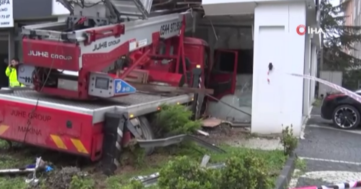 Büyükçekmece'de vinç, diş kliniğine çarptı. Yaralılar var