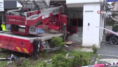 Büyükçekmece'de vinç, diş kliniğine çarptı. Yaralılar var