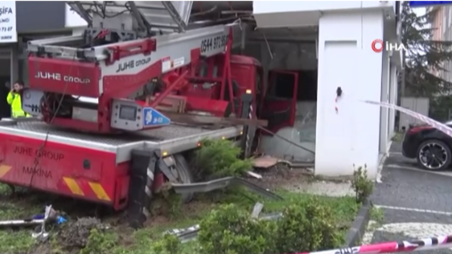 Büyükçekmece'de vinç, diş kliniğine çarptı. Yaralılar var